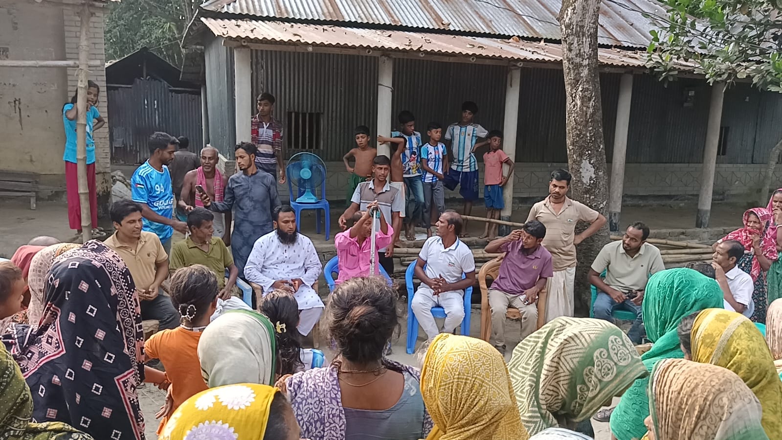 সাঘাটায়  শ্রী শ্রী দুর্গা মন্দির পরিদর্শনে ফ্রেশ বাজার চেয়ারম্যান আব্দুল্লাহ শাহীন মন্ডল