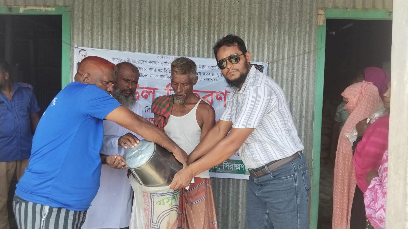 এনআইডি যাচাই করে বড়ধুলে জিআর চাল বিতরণ