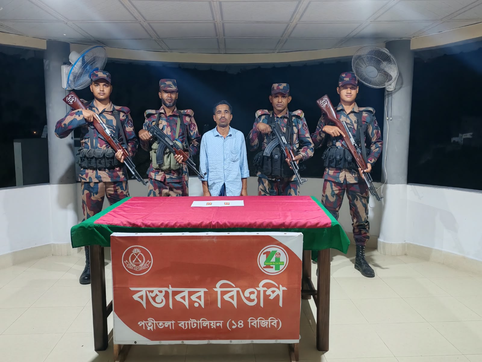 নওগাঁর ধামইরহাটে ট্যাপেন্টাডলসহ আটক ১
