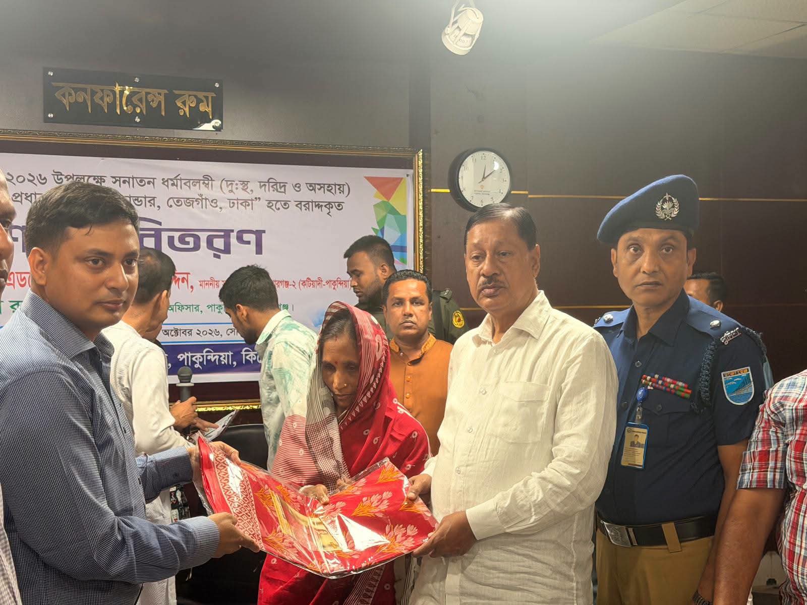 পাকুন্দিয়ায় শারদীয় দুর্গাপূজা উপলক্ষে দুঃস্থ ও অসহায়দের মাঝে শাড়ী বিতরণ