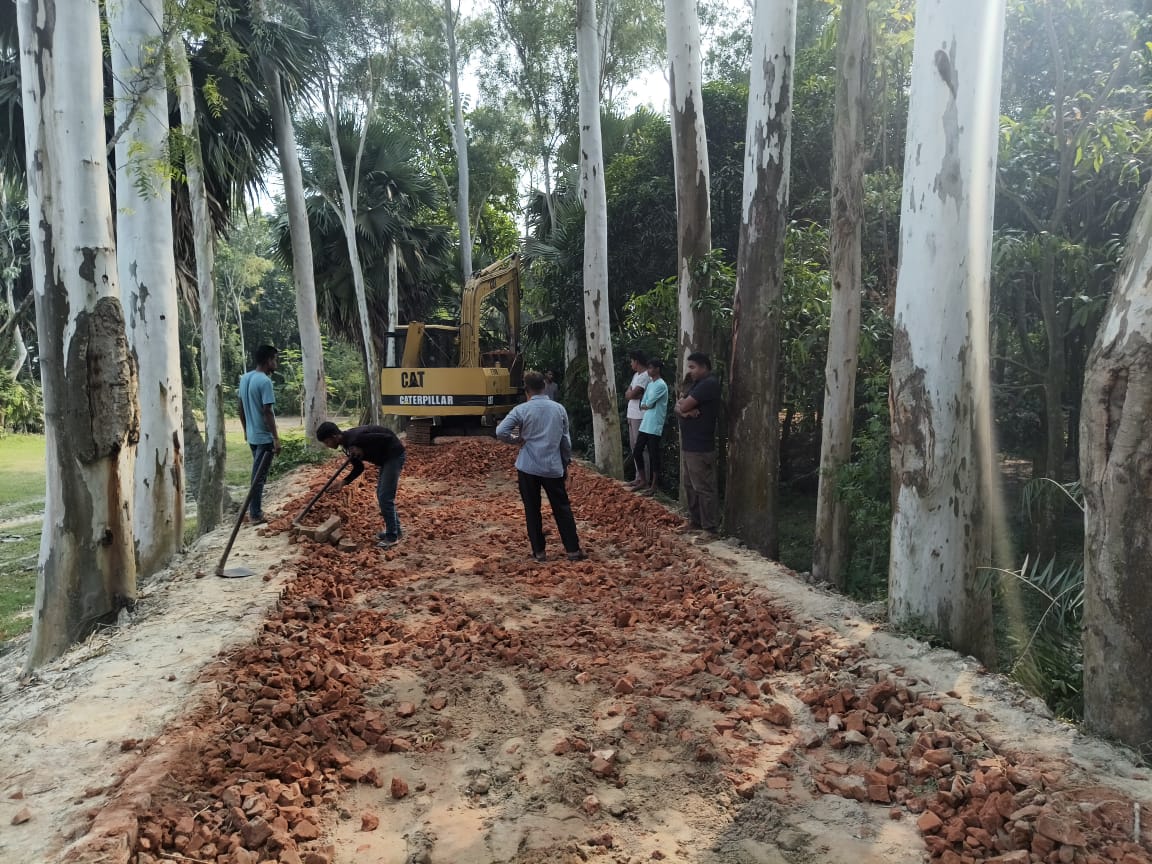 অভিযোগের পর সড়ক থেকে নিম্নমানের ইটের খোয়া অপসারণ
