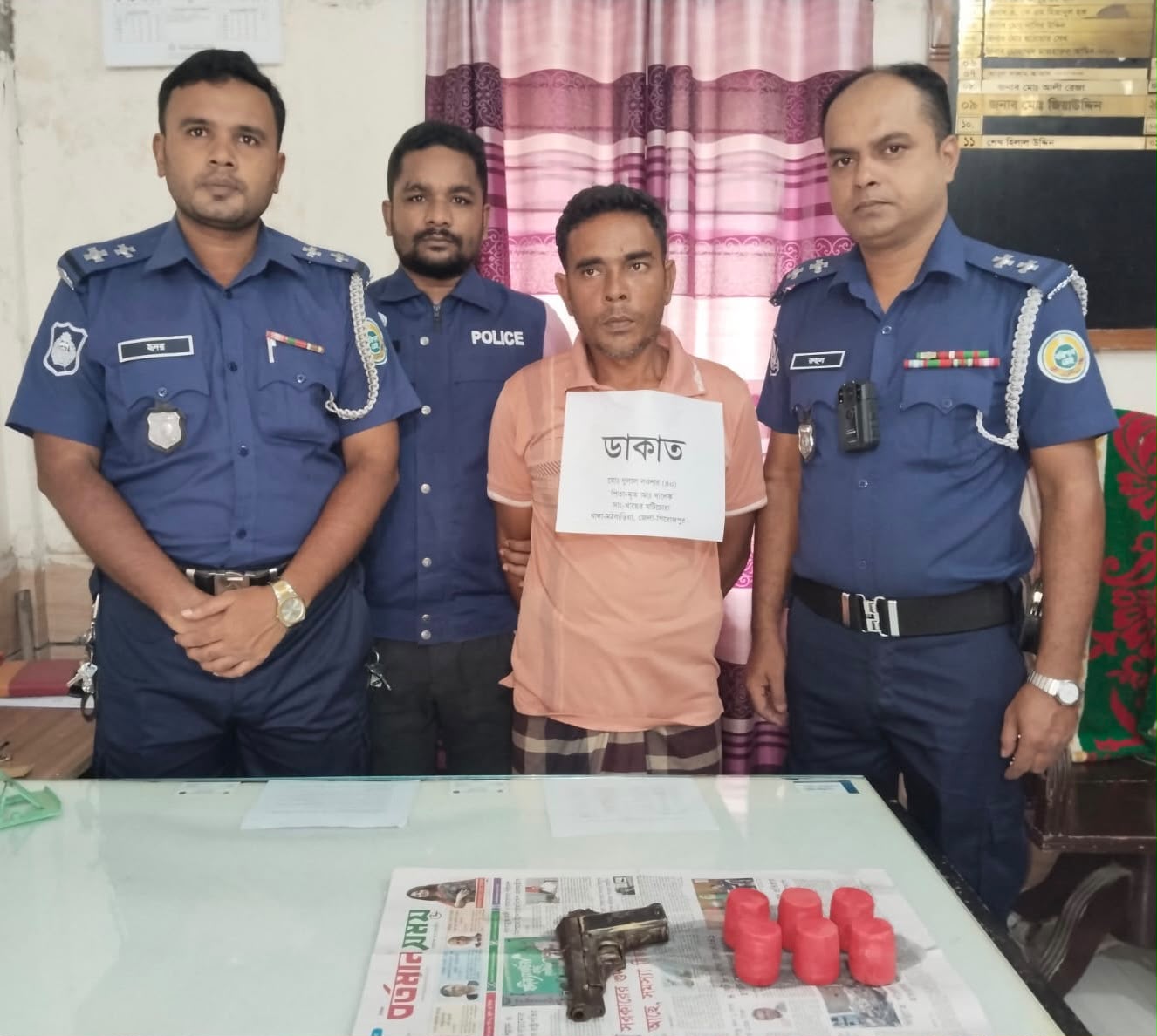পিরোজপুরে অস্ত্র-ককটেলসহ ডাকাত সরদার গ্রেপ্তার