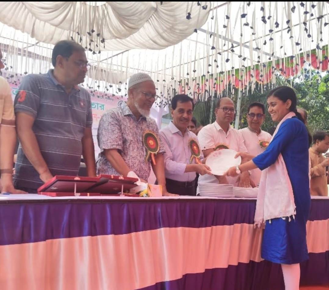 নওগাঁয় দুই বিদ্যালয়ে পুরস্কার বিতরণ