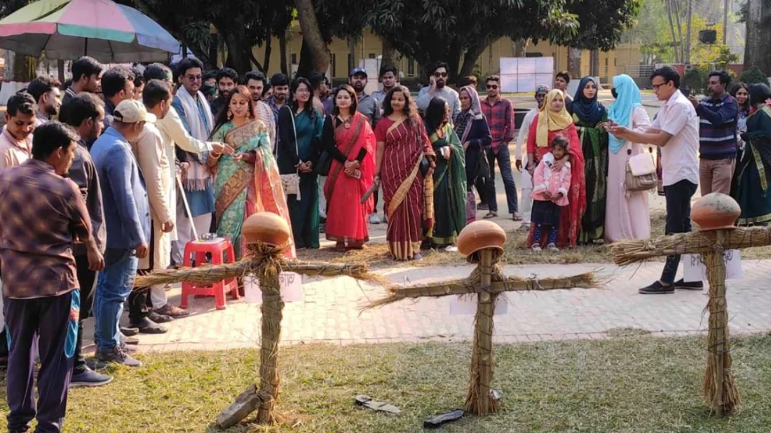 রাবিতে ‘রাজাকার-আলবদর-আলশামস’ প্রতিকৃতিতে জুতা নিক্ষেপ ছাত্রদলের