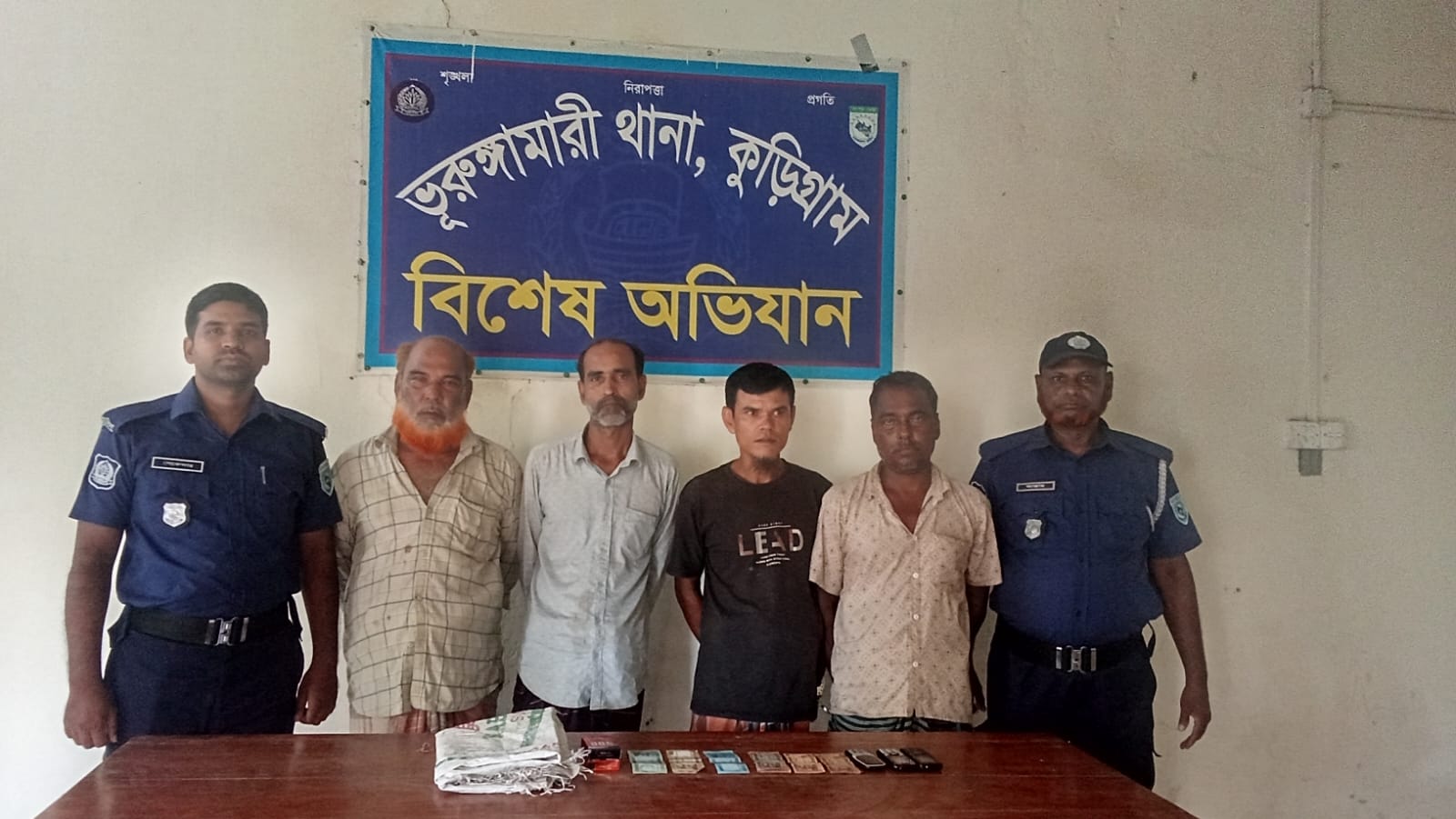 পুলিশের অভিযানে ৪ জুয়াড়ি গ্রেফতার