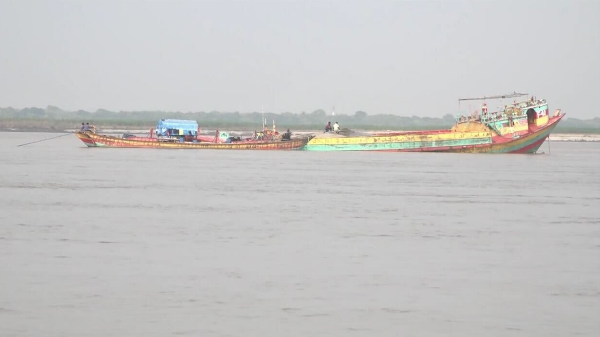চাঁদাবাজদের অত্যাচারে অতিষ্ঠ পদ্মাপারের বাসিন্দা