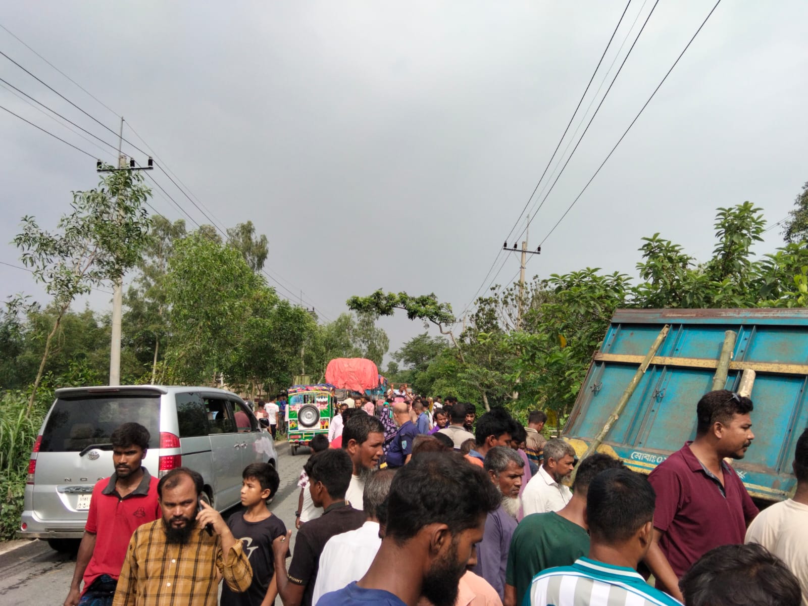 নীলফামারীতে সড়ক দুর্ঘটনা: একই পরিবারের তিন জনসহ নি/হ/ত চার, আহত দুই