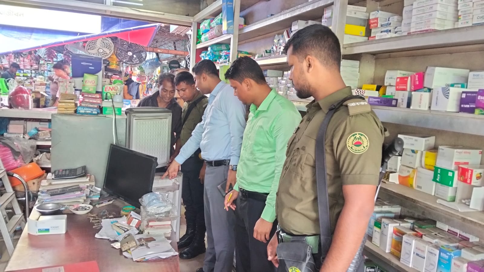 চট্টগ্রামে সাতকানিয়া কেরানীহাটে বিভিন্ন ফার্মেসিতে  ভ্রাম্যমাণ আদালতের অভিযান: ঔষধ রাখার ফ্রীজে  পাওয়া গেলো  মাংস ও খাবার