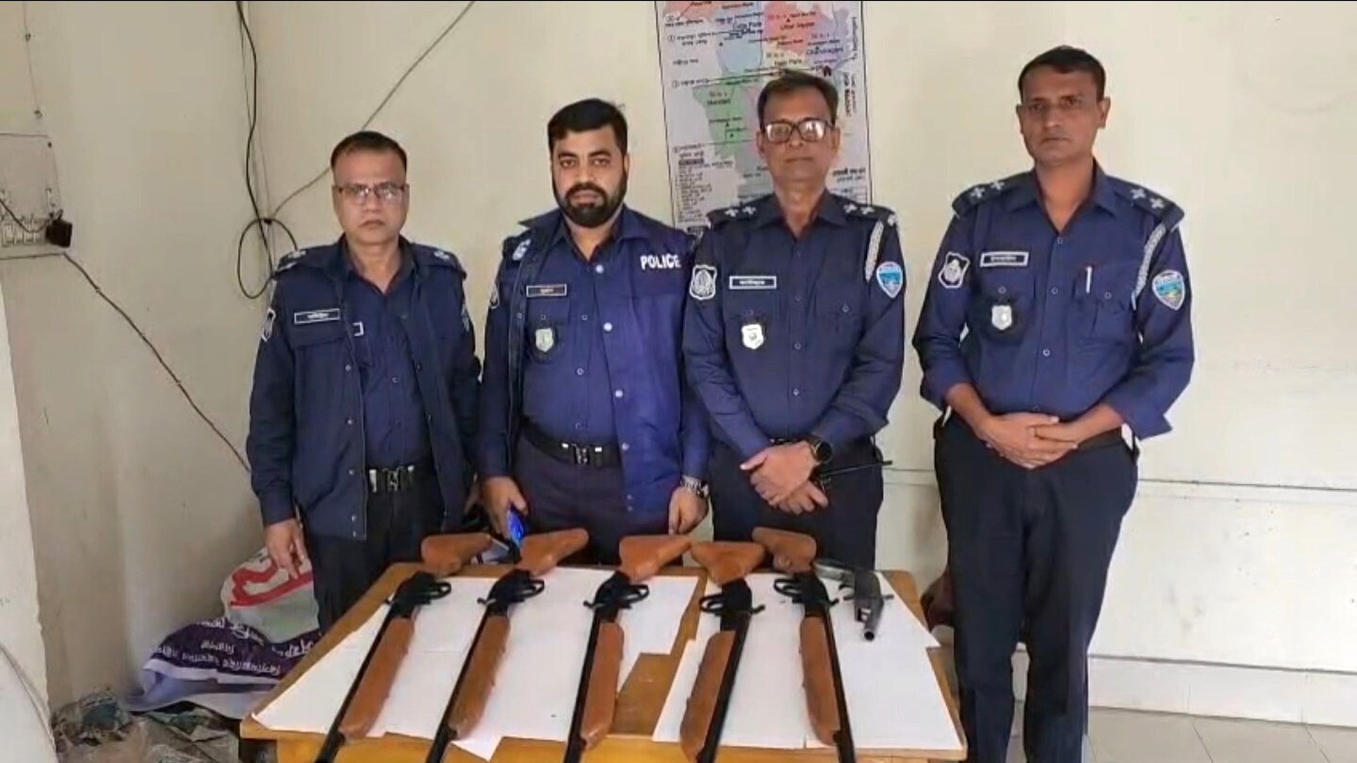 লক্ষ্মীপুরে ৫টি রাইফেল ও একটি এলজি উদ্ধার