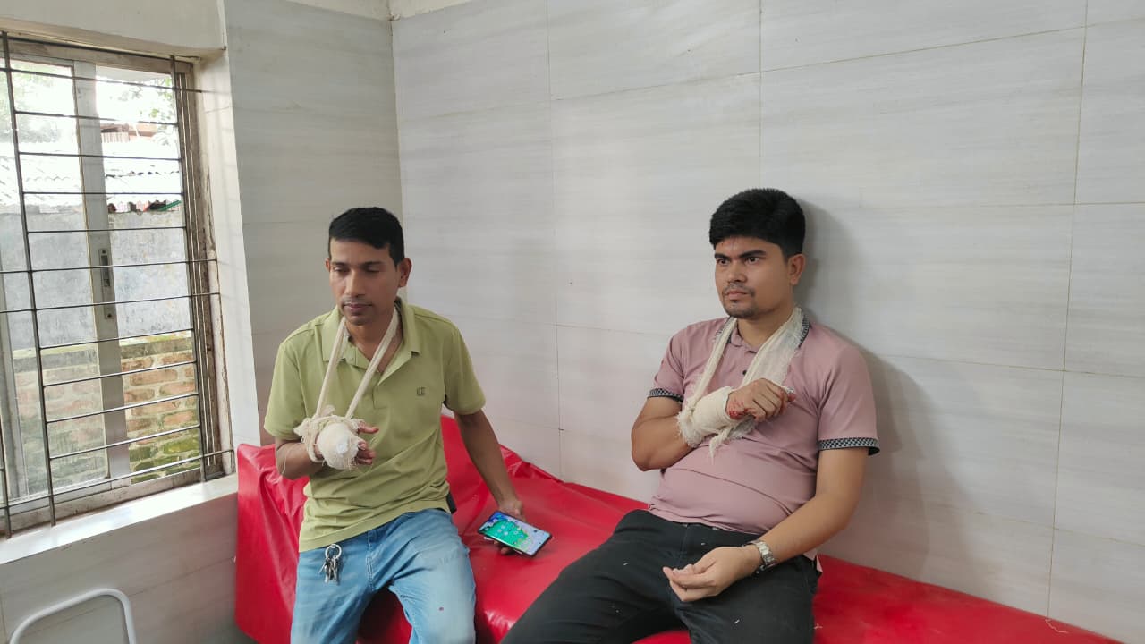 সোনারগাঁয়ে আসামি ধরতে গিয়ে তিন পুলিশ সদস্য সহ চারজনকে কুপিয়ে জখম