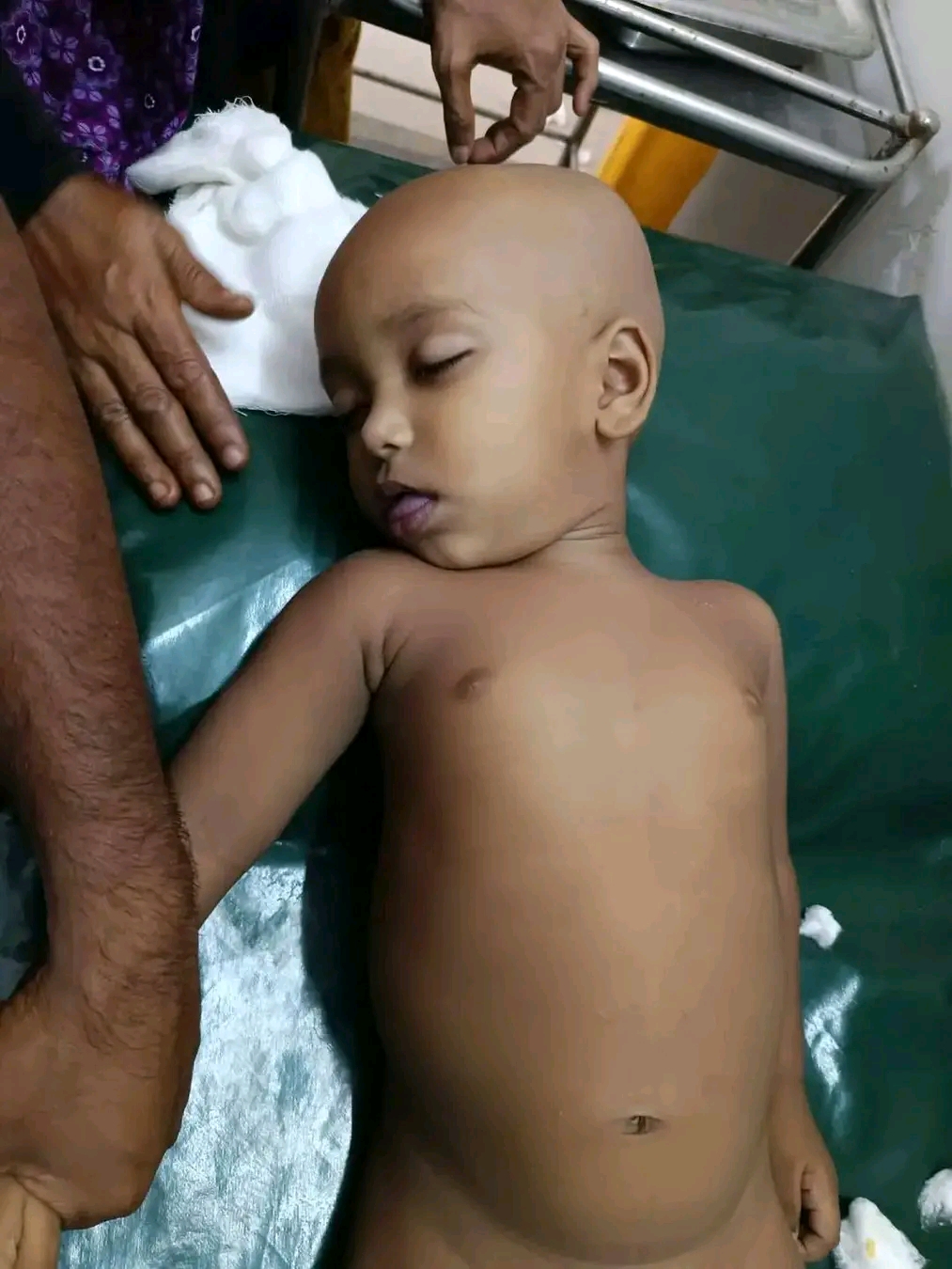 খেলার ফাঁকে পুকুরে পড়ে প্রাণ গেল দুই বছরের শিশুর