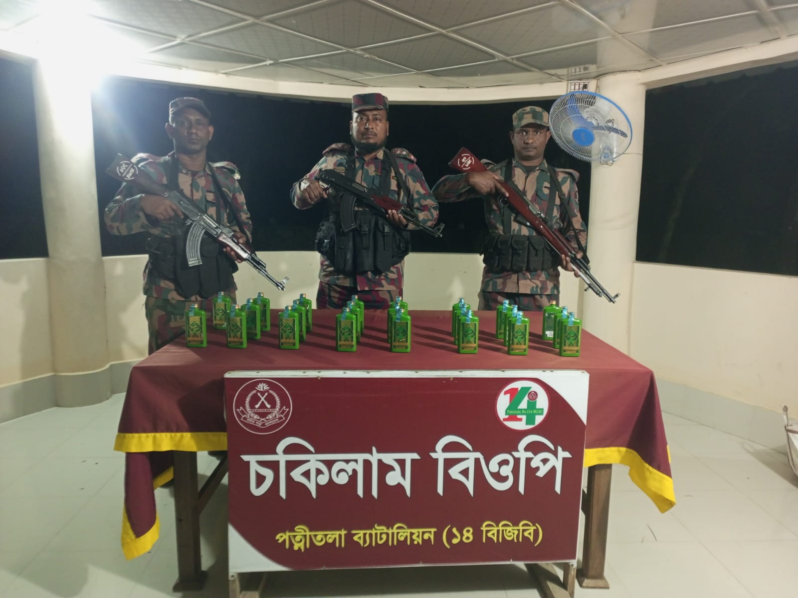 নওগাঁর ধামইরহাটে বিজিবির হাতে  ভারতীয় হুইস্কি জব্দ