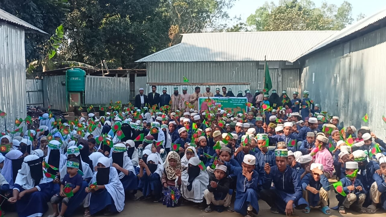 সুন্দরগঞ্জে পতাকা হাতে মাদরাসা শিক্ষার্থীদের বিজয় র‍্যালি