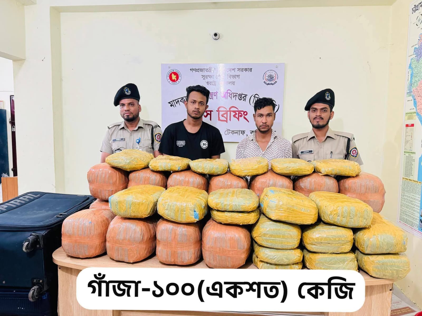 উখিয়ায় মেরিন ড্রাইভে ১০০ কেজি গাঁজাসহ ২ মাদক কারবারি আটক, মাইক্রোবাস জব্দ |