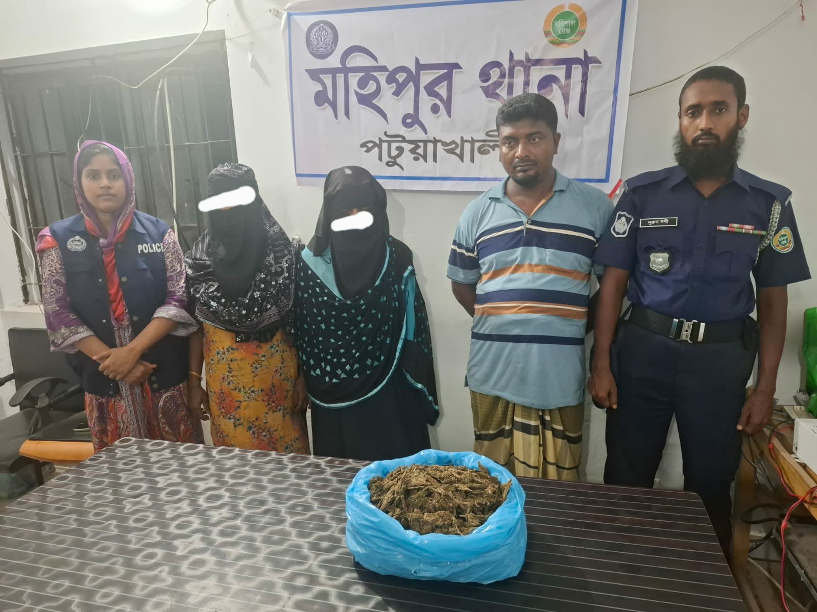 মহিপুরে ১ কেজি ৫৪০ গ্রাম গাঁজাসহ তিন মাদক ব্যবসায়ী গ্রেপ্তার মহিপুরে ১ কেজি ৫৪০ গ্রাম গাঁজাসহ তিন মাদক ব্যবসায়ী গ্রেপ্তার
