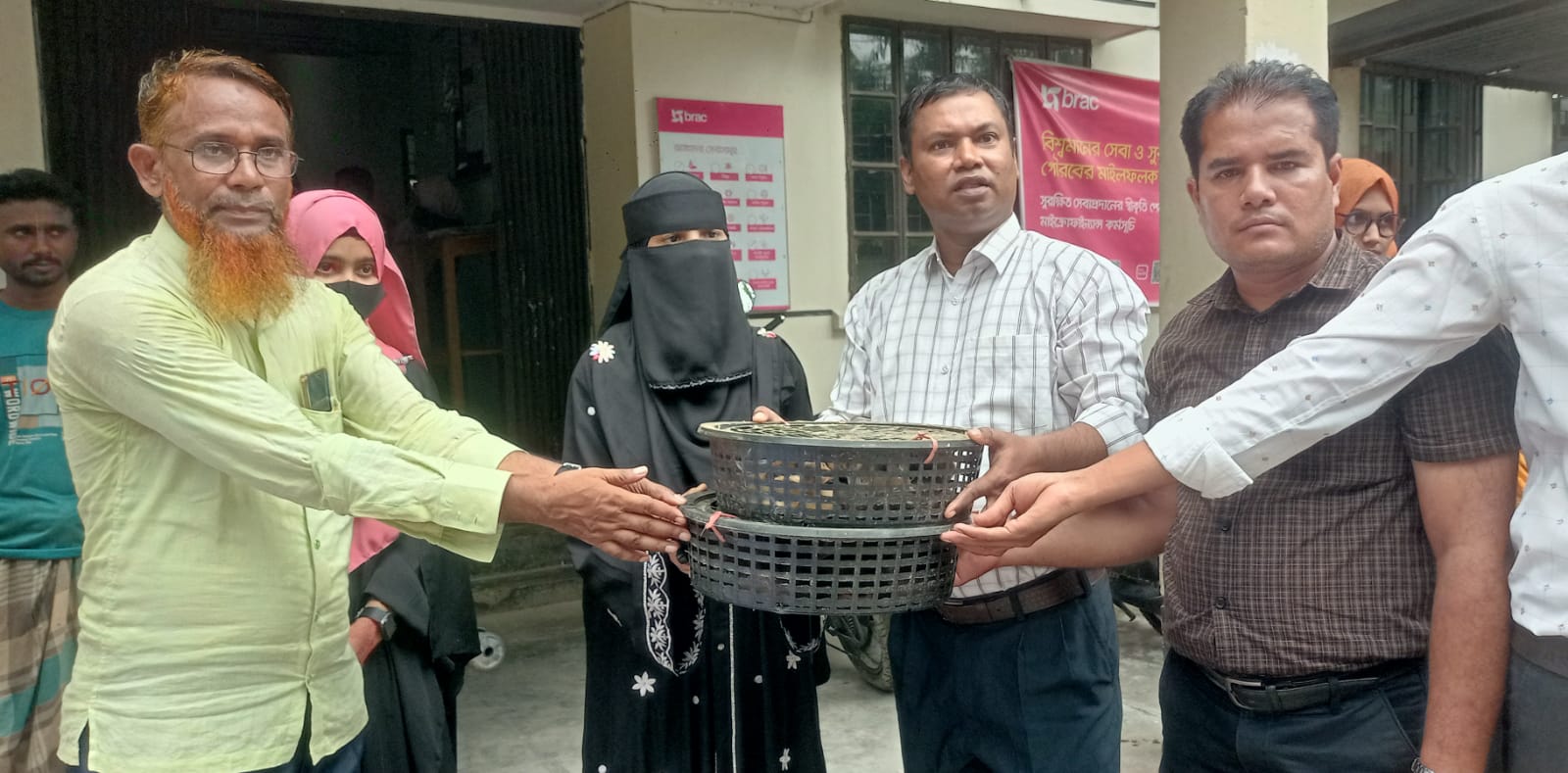 গলাচিপায় ব্র্যাক সংস্থা'র উদ্যোগে কিশোরীর মাঝে বিনামূল্যে হাঁস ও মুরগীর বাচ্চা বিতরণ। গলাচিপায় ব্র্যাক সংস্থা'র উদ্যোগে কিশোরীর মাঝে বিনামূল্যে হাঁস ও মুরগীর বাচ্চা বিতরণ।