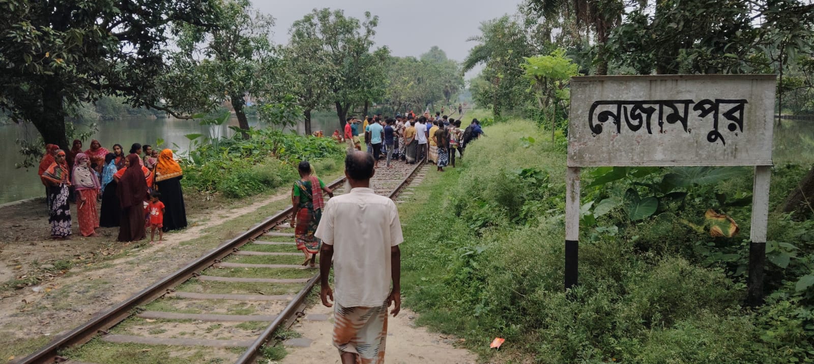 রেললাইনের পাশ থেকে অজ্ঞাত নারীর মরদেহ উদ্ধার রেললাইনের পাশ থেকে অজ্ঞাত নারীর মরদেহ উদ্ধার