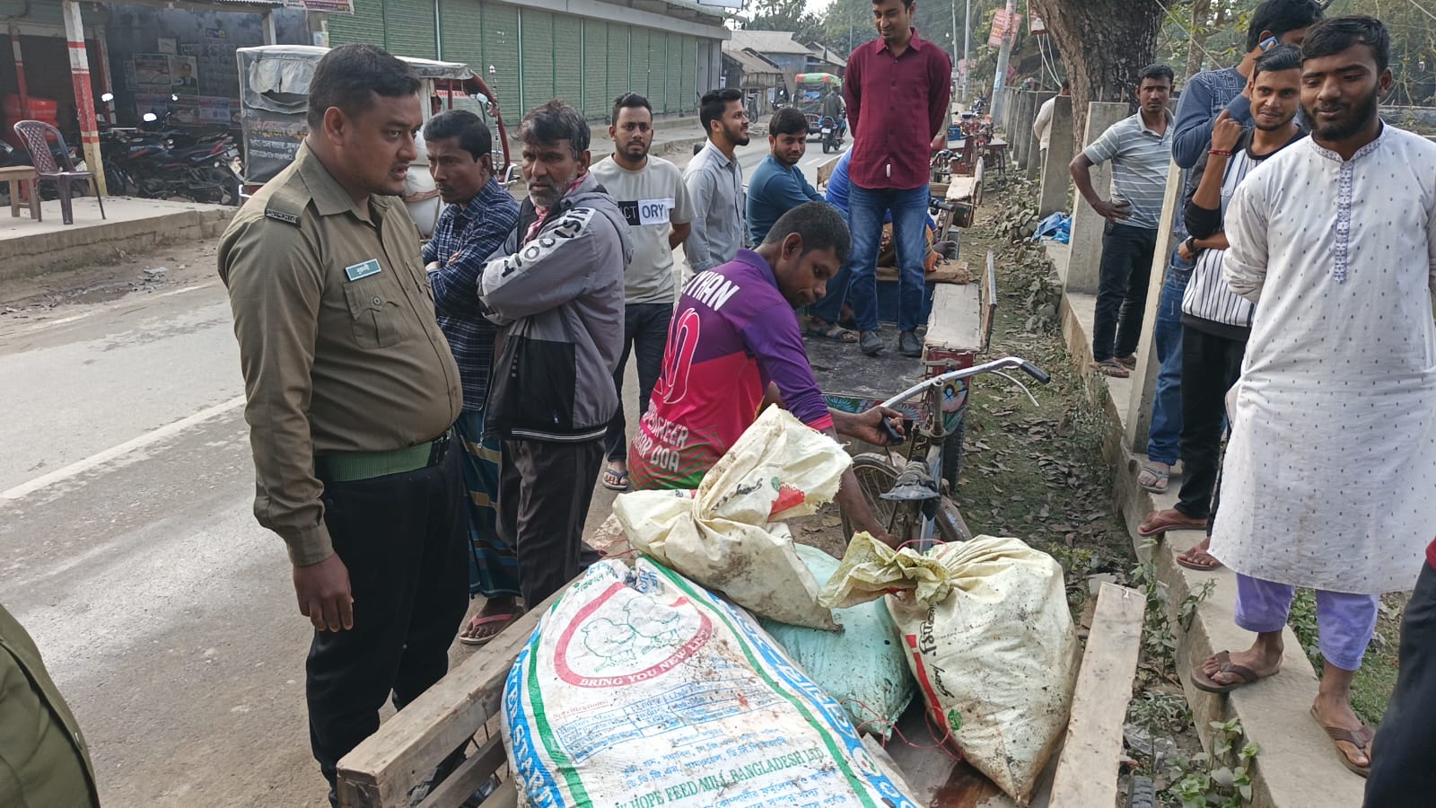 রাষ্ট্রীয় শোকের দিনে সুন্দরগঞ্জ উপজেলা পরিষদের পুকুরের মাছ ভাগাভাগি, বঞ্চিত গরীব-দুঃখী