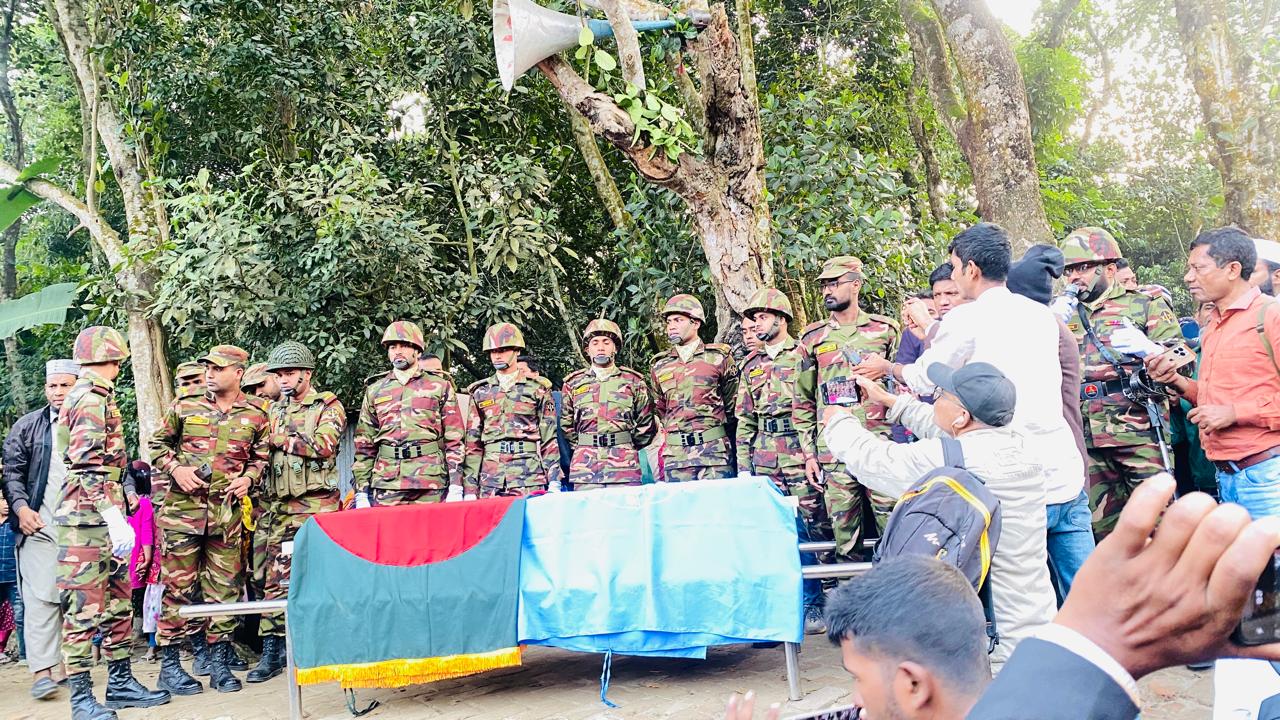শান্তিরক্ষা মিশনে সন্ত্রাসীদের ড্রোন হামলায় নিহত সেনাসদস্য মো,জাহাঙ্গীর আলমের দাফন সম্পন্ন।