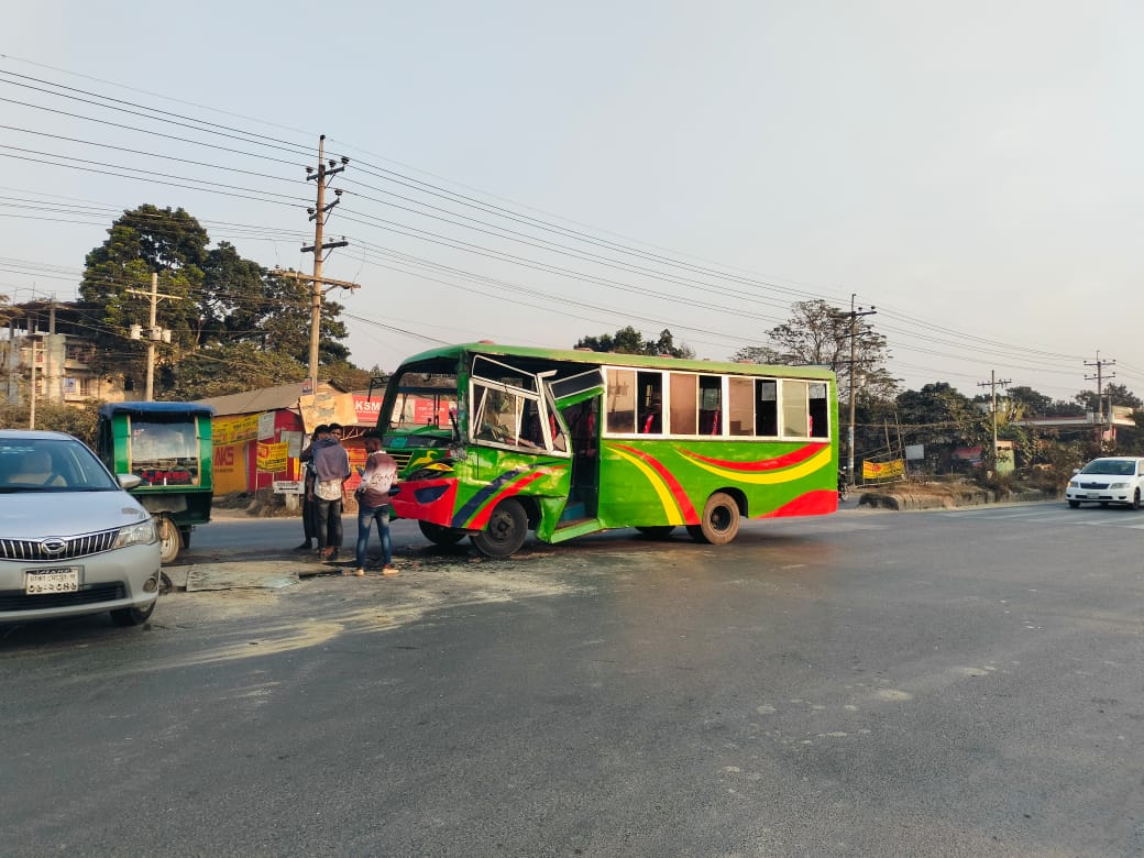 শ্রীপুরে বালুবাহী ট্রাক ও যাত্রীবাহী বাসের মুখোমুখি সংঘর্ষ, আহত ৫