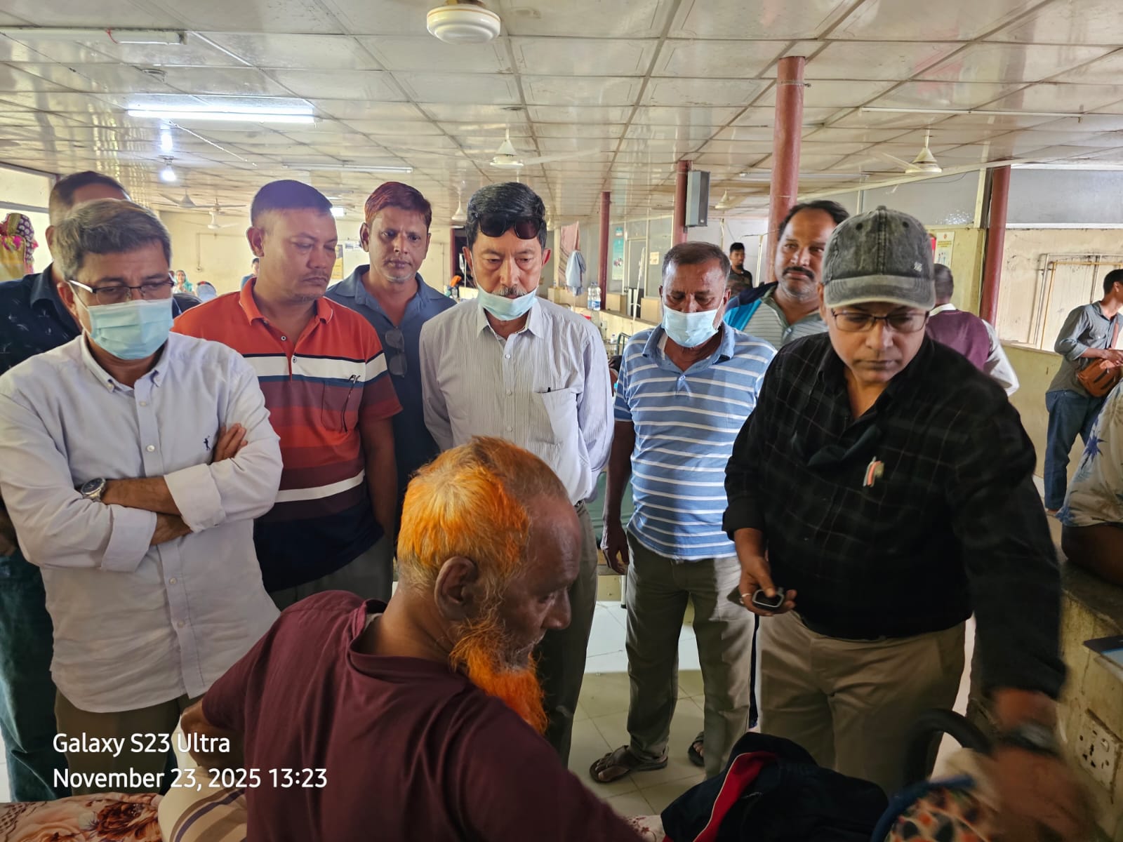 রাঙামাটি সংসদীয় আসনের ধানের শীষের মনোনীত প্রার্থী এডভোকেট দীপেন দেওয়ান জেনারেল হাসপাতালে রোগীদের খোঁজখবর নেন