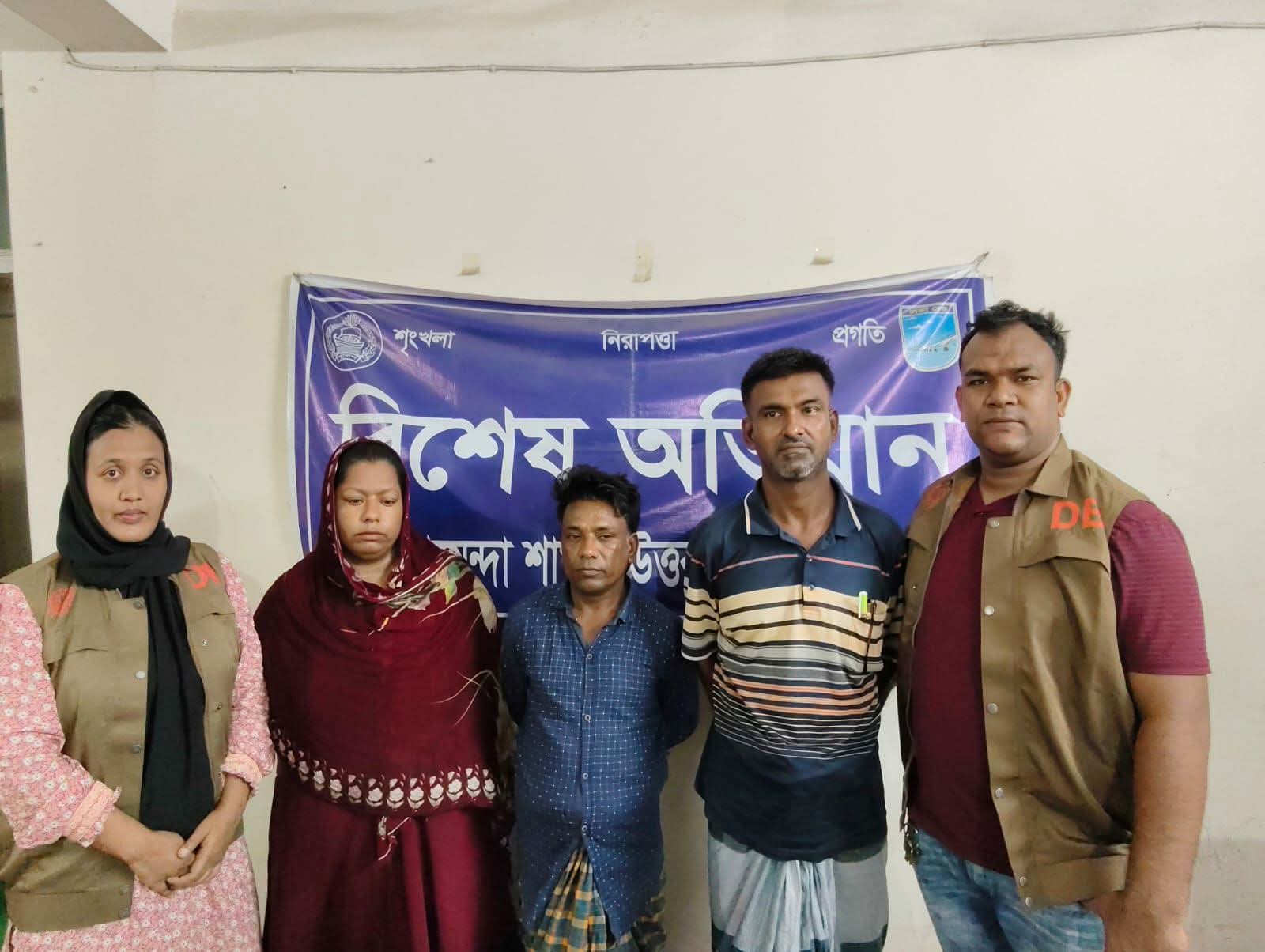 হানি ট্র্যাপ ফাঁদ পেতে অপহরণ: ডিবি পুলিশের জালে আশুলিয়ার ভয়ংকর ‘হানি ট্র্যাপ’ চক্রের ৩ সদস্য আটক। হানি ট্র্যাপ ফাঁদ পেতে অপহরণ: ডিবি পুলিশের জালে আশুলিয়ার ভয়ংকর ‘হানি ট্র্যাপ’ চক্রের ৩ সদস্য আটক।