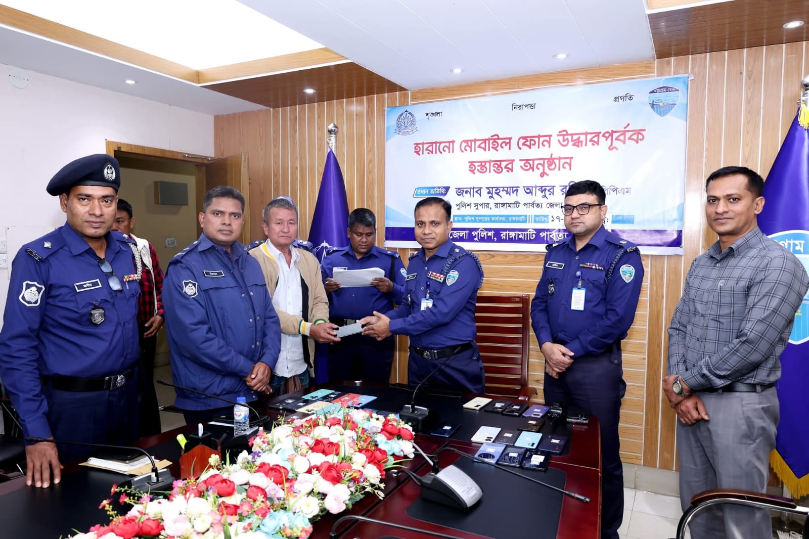 রাঙ্গামাটিতে উদ্ধার হওয়া ৫০টি মোবাইল ফেরত দিলো জেলা পুলিশ