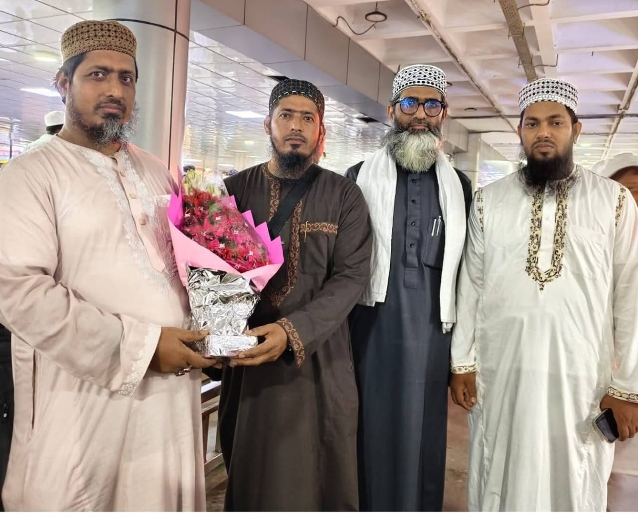 হজ পালন শেষে দেশে ফেরা হজ পালন শেষে দেশে ফেরা